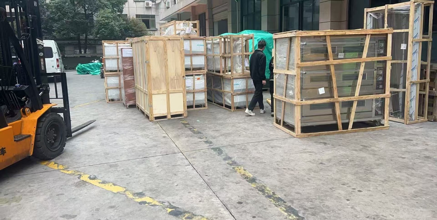 仓库门口发运木框包装的货物